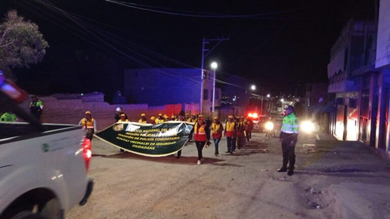 Juntas vecinales marchan para exigir el cierre de bares en la Quebrada del Cementerio