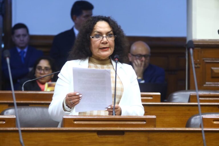 Fiscalía archiva investigación contra María Acuña por recorte de sueldo