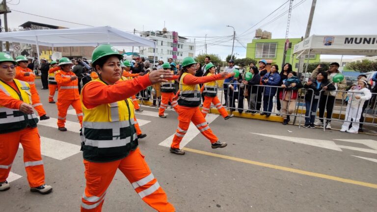Pasacalle por el 25 aniversario de Tisur en Matarani