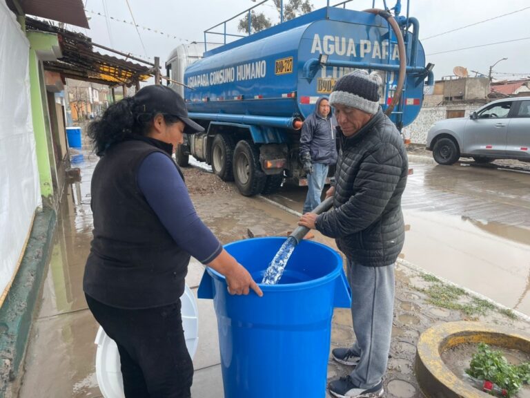 Continúa reparto de agua en zonas afectadas por contaminación del río Tambo