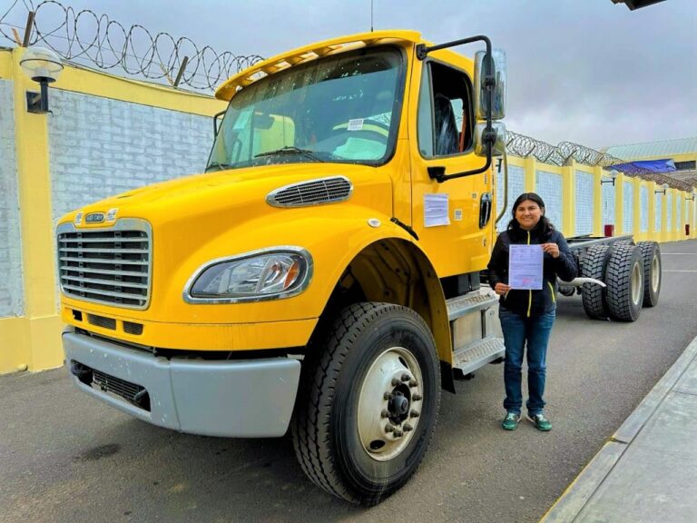 Sunat Mollendo entregó tracto camión a municipalidad de Mejía 