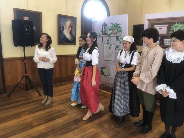 Estudiantes mollendinos disfrutan de obra teatral “Médico a palos”
