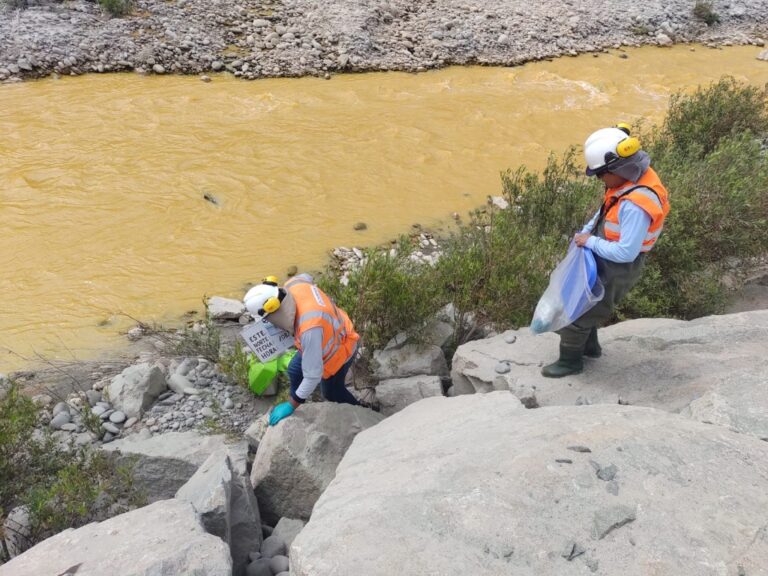 Toman muestras de agua por coloración atípica del río Tambo