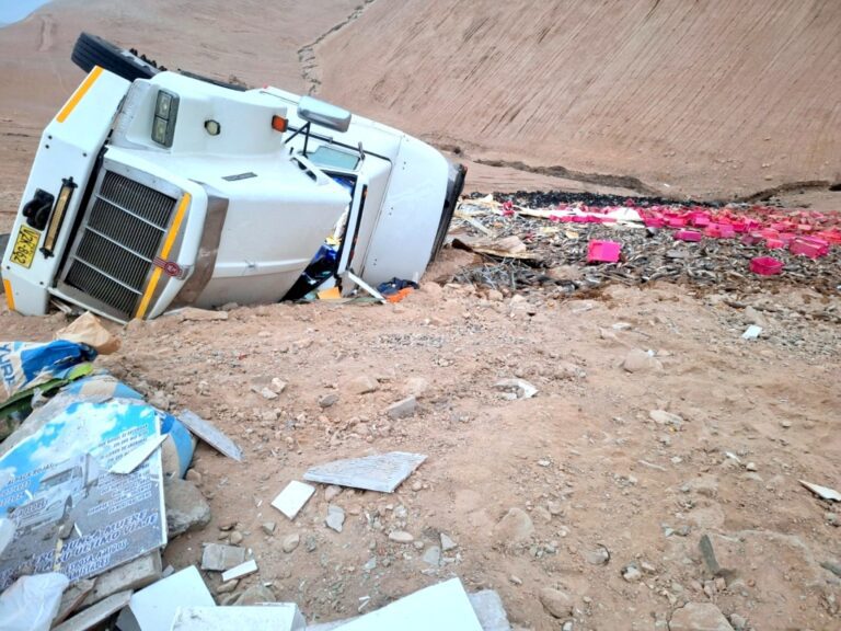 Ilo: tráiler vuelca en la carretera costanera norte con cargamento de pescado jurel
