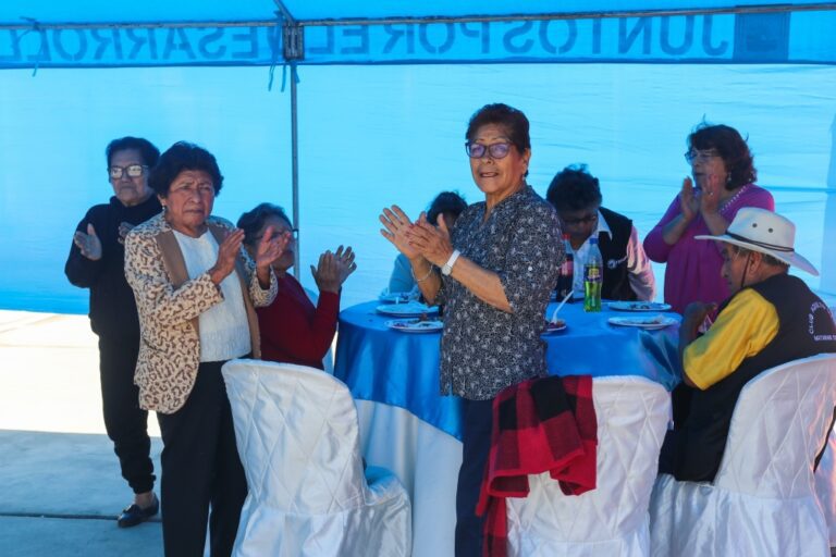 Adultos mayores de Islay-Matarani participan en pasacalle 