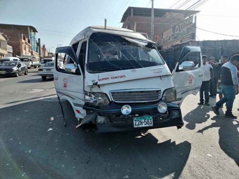 Choque entre combi y auto en San Antonio deja dos heridos