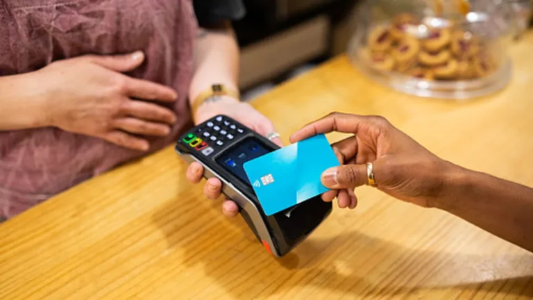 Ilo: Desconocidos utilizaron la tarjeta de crédito de una mujer para realizar compras