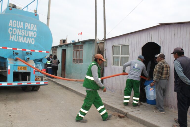 Continúa distribución de agua potable en Punta de Bombón y Deán Valdivia