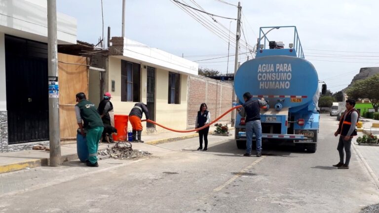Distribuyen agua potable en Deán Valdivia