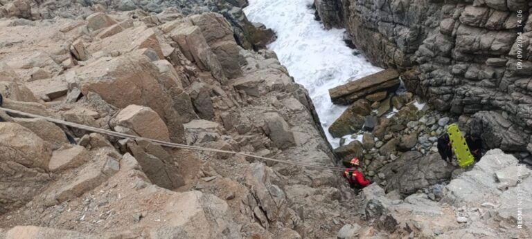 Dramático rescate de pescador tras caída en acantilado de playa Platanales