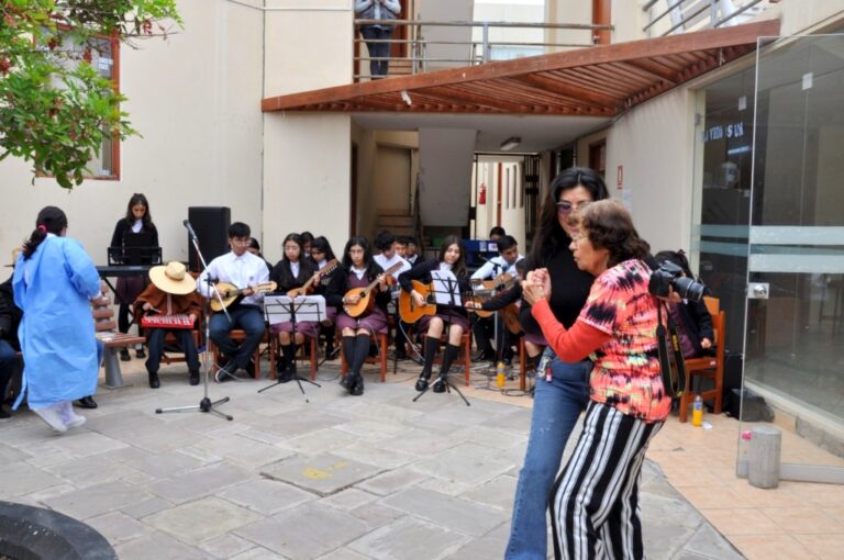 Alumnos de la I.E Enrique Meiggs comparten música y fraternidad con abuelitos de la Beneficencia Pública de Ilo