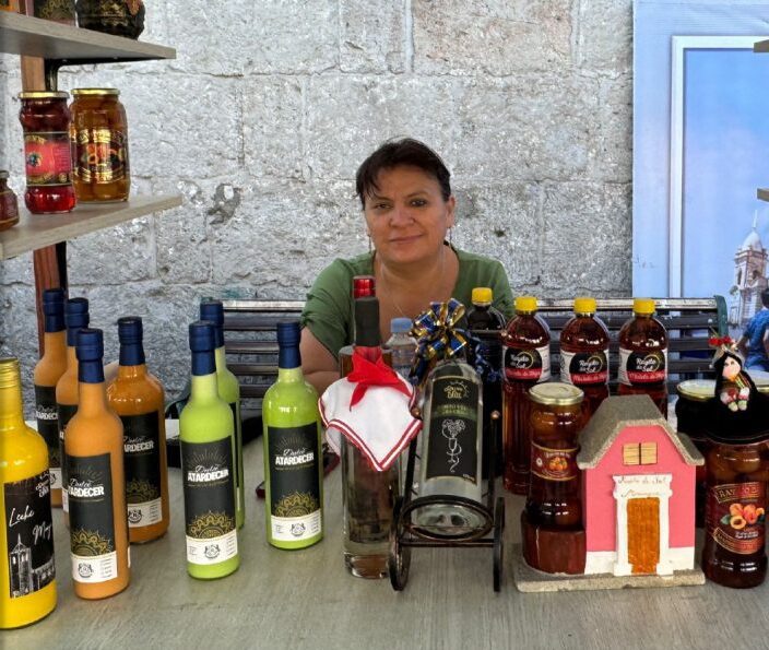 Feria de exposición y venta de productos emblemáticos por la Semana del Turismo