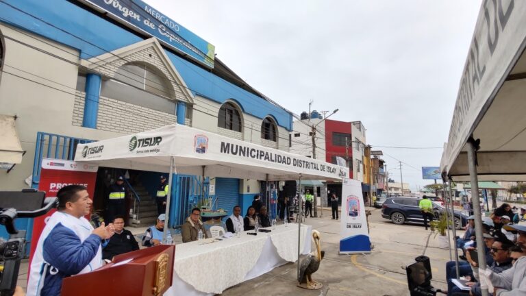 Firman convenio para mejorar el mercado Virgen de Copacabana de Islay-Matarani