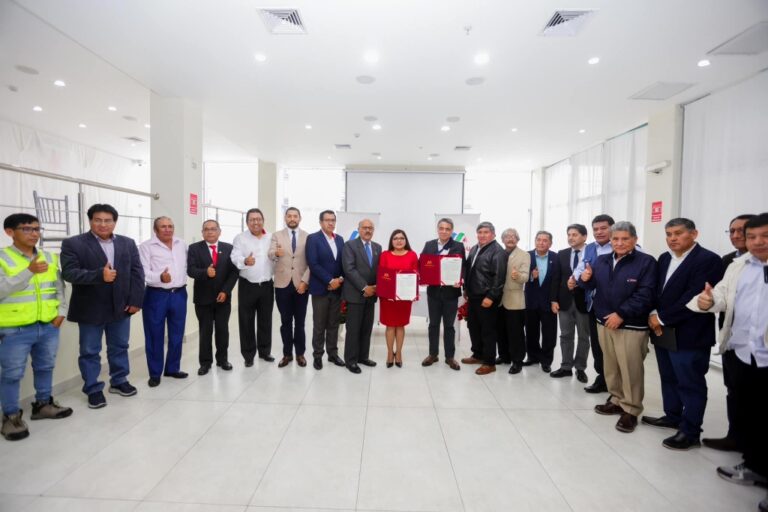 Gobernadora Gilia Gutiérrez y presidente de la APN firman convenio para el Plan Maestro del puerto de Ilo