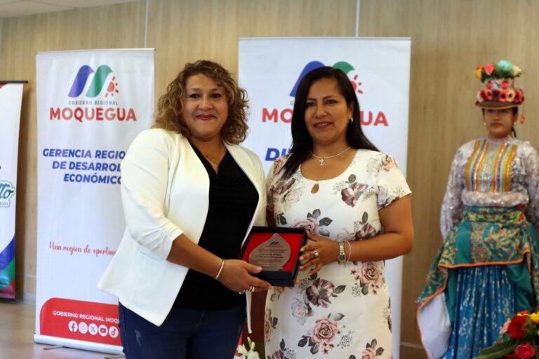 Reconocimiento a Carmen Diez Canseco por su aporte a la tradición moqueguana