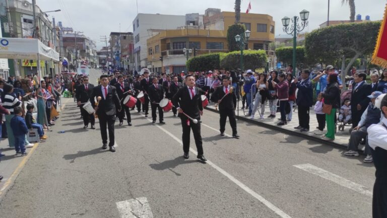 I.E. José Carlos Mariátegui celebra 97 aniversario con desfile