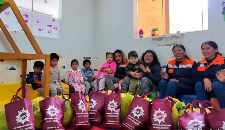 Entregan kits de alimentos a estudiantes en Mejía