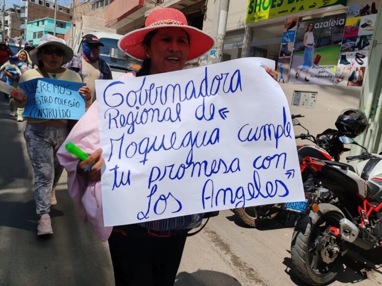 Padres y alumnos exigen al GORE Moquegua cumplir con la construcción de un nuevo colegio
