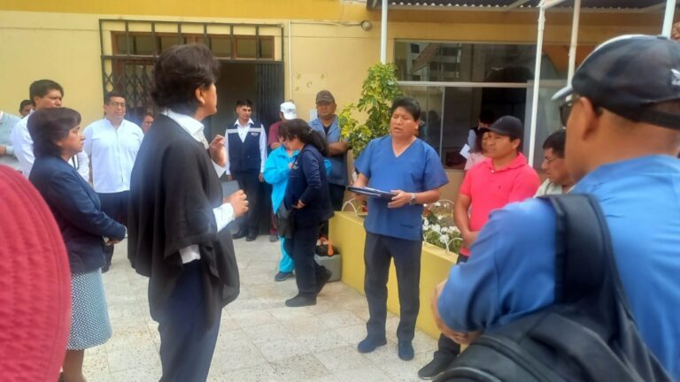 Personal de centros de salud protestaron en contra del director de la DIRESA