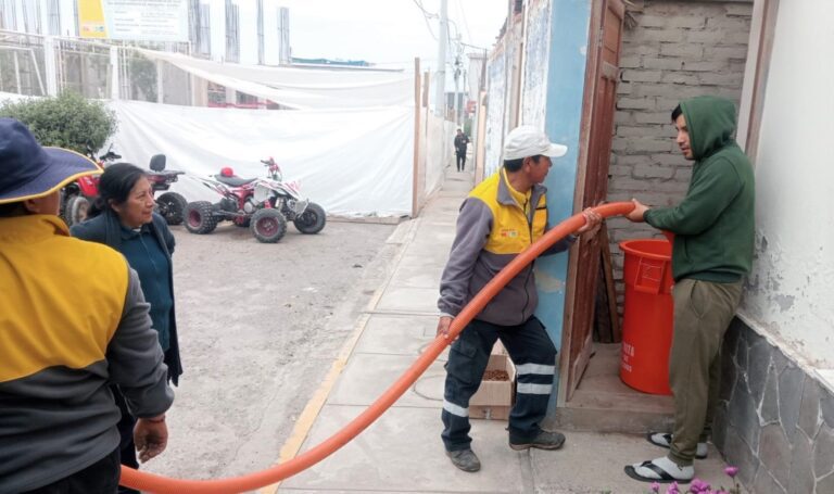 Pobladores de Mejía reciben agua potable en atención a la contaminación hídrica