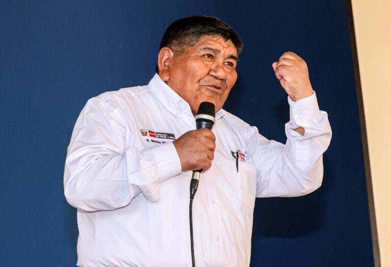 Rómulo Mucho anuncia que Petroperú seguirá operando