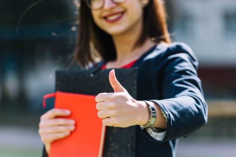 Un título universitario permite duplicar salarios de un secundario