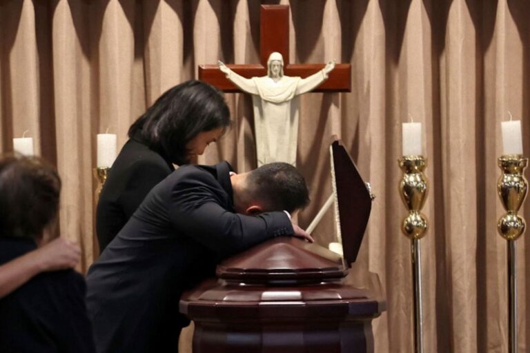 Restos de Alberto Fujimori son velados en la sede del Ministerio de Cultura