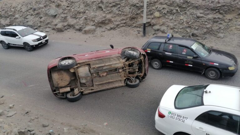 Ilo: Vehículo se estrella contra cerro y vuelca en el sector Boca del Sapo