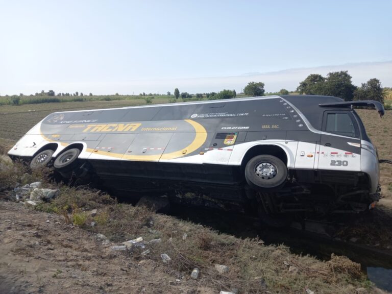 Bus cae a canal de regadío y deja 15 heridos en Punta de Bombón