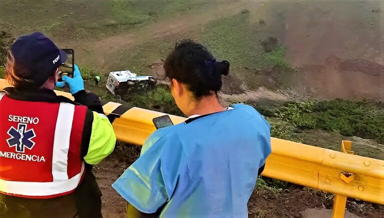 Accidente de ambulancia deja dos heridos en Islay