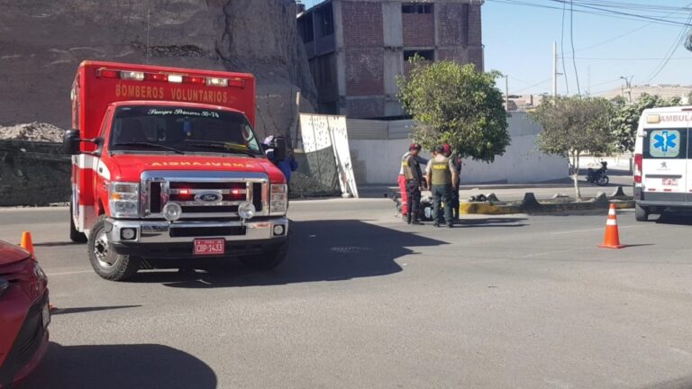 Accidente deja dos heridos tras colisión entre motocicleta y automóvil