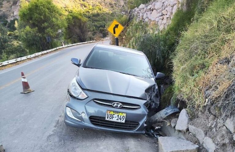 Vehículo se despista y queda atrapado en cuneta del carril contrario