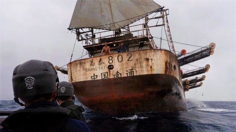 Marina asegura: “barcos chinos están fuera de aguas peruanas”