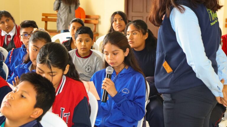 Niños y adolescentes de Cocachacra abordan el mal uso de internet