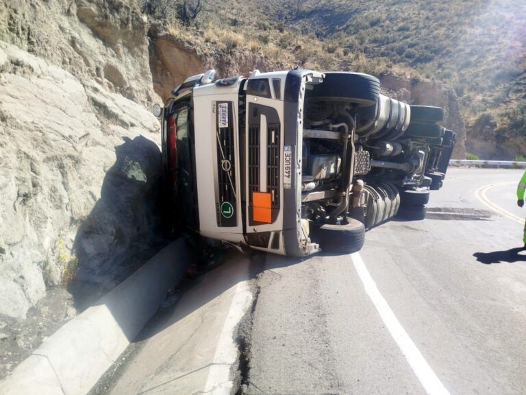 Chofer boliviano pierde control de tráiler y vuelca en la Binacional