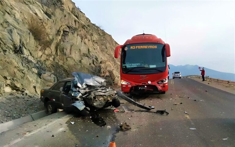 Arequipa: tres muertos en violento choque frontal entre un auto y un bus