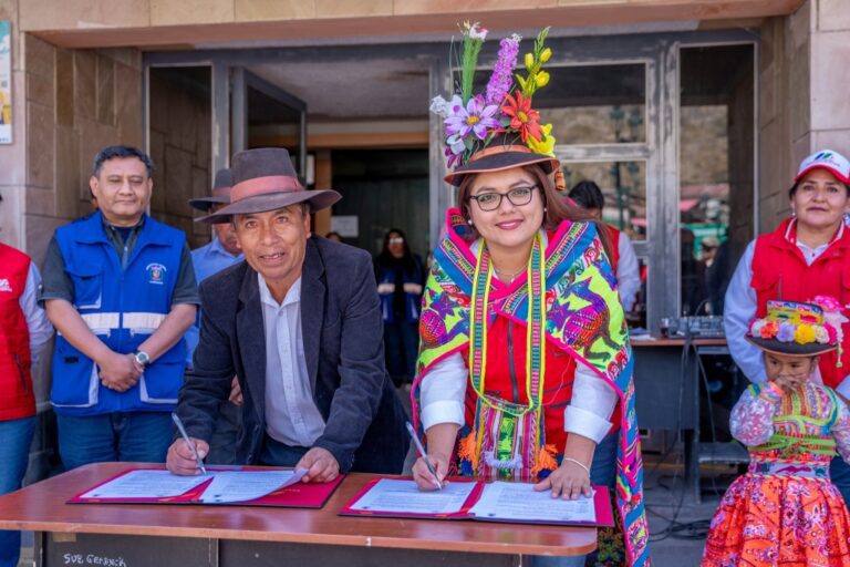 GORE Moquegua y Cuchumbaya firman convenio para mejorar servicios de agua y alcantarillado