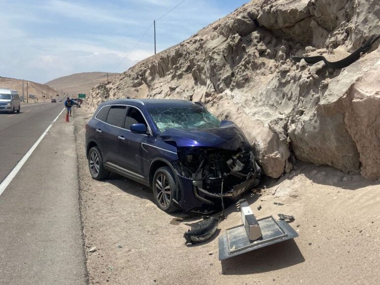 Panamericana Sur: Vehículo se estrella contra cerro y deja a dos mujeres heridas