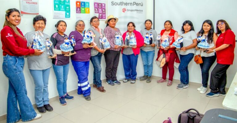 Tejiendo iniciativas: confección de la dama torateña y pareja