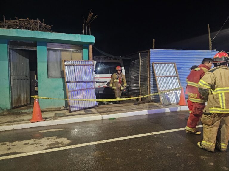 Incendio consume un almacén y afecta una miniván en San Antonio
