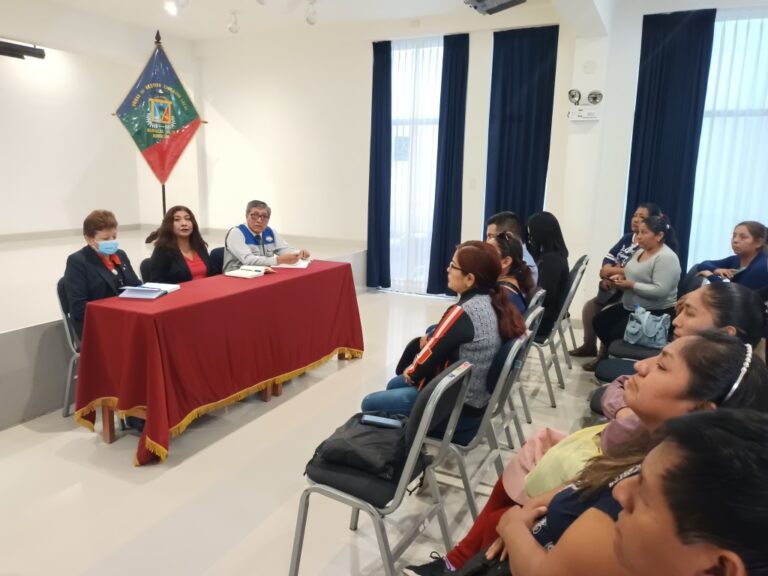 Padres de familia de la I.E. Daniel Becerra de Moquegua exigen el retorno de docente