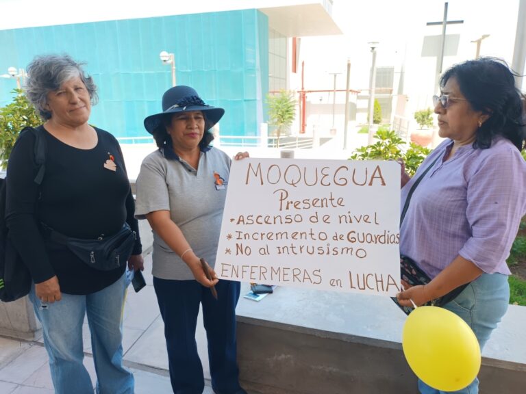 Enfermeras realizan plantón exigiendo incremento de guardias y mejoras laborales