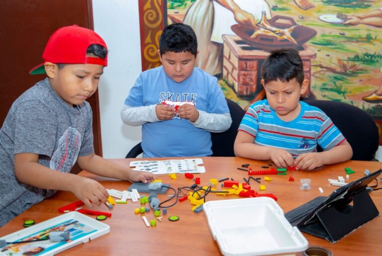 Robótica y creatividad: el nuevo desafío educativo en Los Ángeles