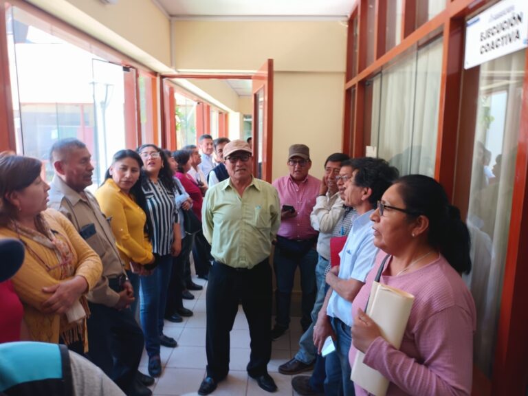 Con un plantón trabajadores municipales exigen regularización de deudas pendientes