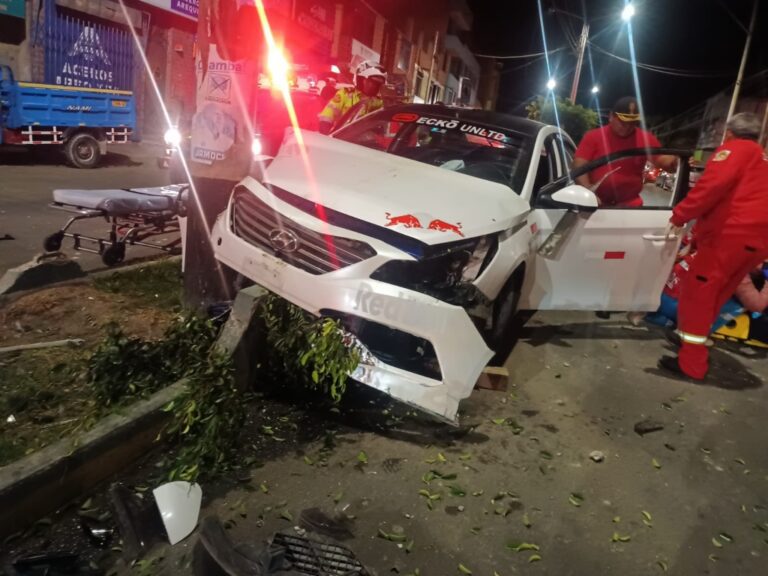 Conductor en presunto estado de ebriedad se empotra contra poste en Moquegua