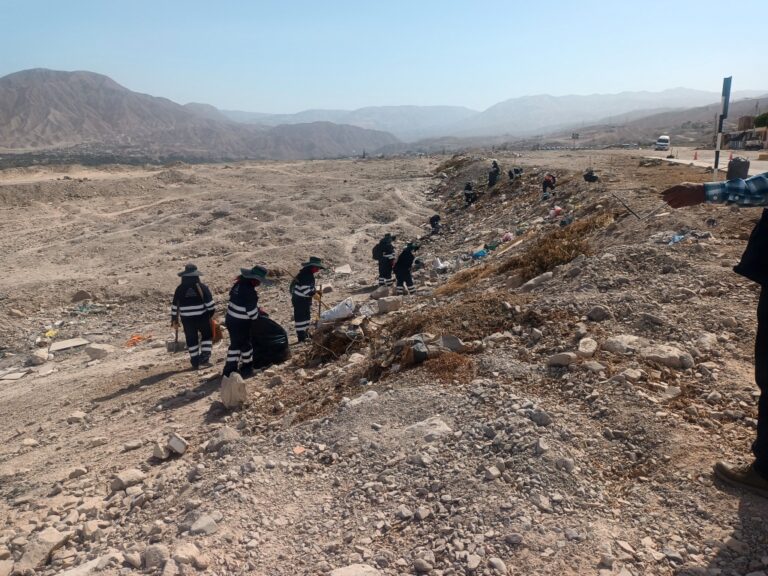 Realizan limpieza en el sitio arqueológico M1 de Chen Chen