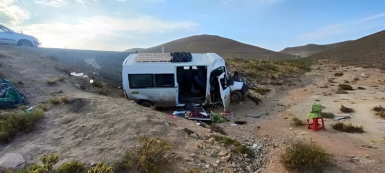 Tragedia en la carretera Arequipa-Puno: choque entre minivanes deja un muerto