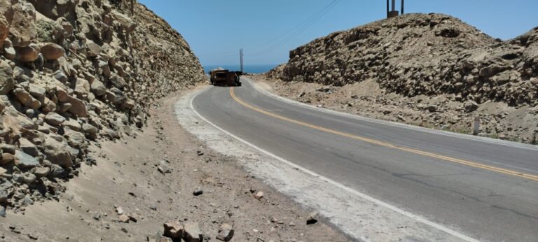 Camión volquete vuelca en la Costanera Norte