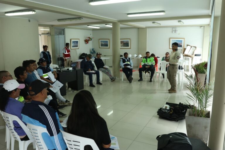 Serenazgo de Matarani recibe capacitación en técnicas de rescate