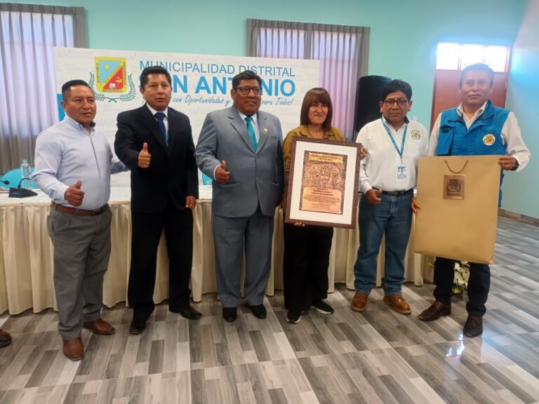 Municipio de San Antonio reconoce a Sonaly Tuesta como Embajadora Cultural